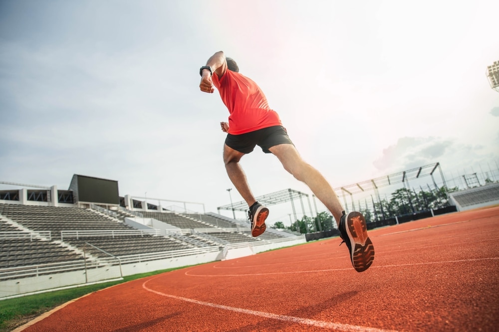 the,runer,runs,on,a,red,rubber,running,track,,starting